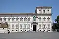 Le palais depuis la place du Quirinal.