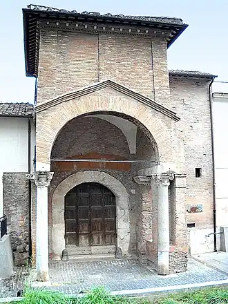 Le portique roman du XIIe&nbsp;siècle