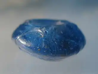 Bulles dans une perle en verre romaine datée de +50 à +200 et conservée au Birmingham Museum and Art Galley