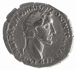 Détail d'une monnaie ancienne avec un portrait de personnage muni d'une couronne de lauriers