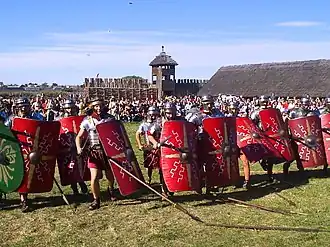 Charge de soldats du premier siècle après avoir lancé des pilum.