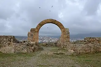 Photographie montrant l'arc d'entrée du fort romain de Tamuda