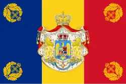 Drapeau roumain avec les armoiries royales et le monogramme du roi Michel Ier (utilisé pendant la Seconde Guerre mondiale)