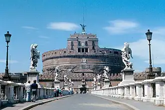 Le château Saint-Ange, face au pont Saint-Ange.