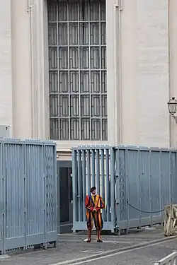 L'entrée de Petriano, sur territoire italien, gardée par la Garde suisse pontificale.