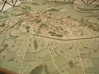 Photographie en couleurs d'une maquette représentant une ville entourée d'une muraille.