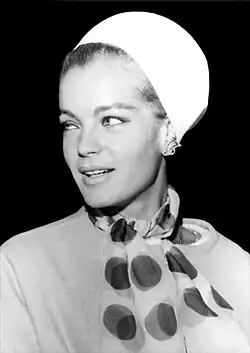Portrait de Romy Schneider de trois-quarts à l'aéroport Adolfo Suárez Madrid-Barajas.