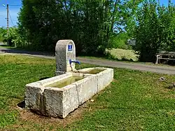 Fontaine chemin des Grands Prés.
