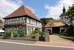 Presbytère protestant (XVIIIe) et grange dîmière.