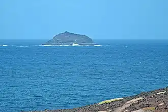 Roque del Oeste vu depuis l'île La Graciosa.