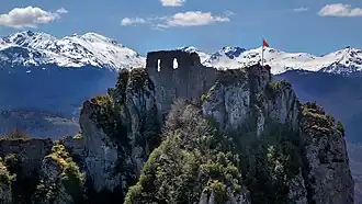 A l'arrière à gauche, le pic de Soularac et le pic de Saint-Barthélemy.