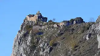 Le flanc sud domine le village