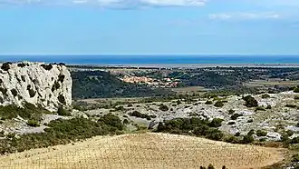 Au loin la Méditerranée.