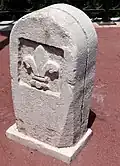 Reproduction d'une borne frontière sur le pont de France, sur l'Estéron, côté La Roque-en-Provence : la fleur de lys de la maison d'Anjou.
