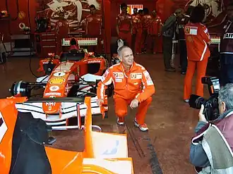 Rory Byrnes dans le stand Ferrari.