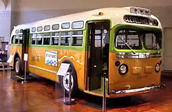 Photographie du bus dans lequel Rosa Parks est montée le 1 décembre 1955 au musée Henry Ford, à Dearborn, dans le Michigan.