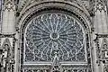 Rosace (nord) de la cathédrale de Rouen : la rose aux écoinçons inférieurs ajourés, présente seize pétales rayonnant autour d'un oculus central.