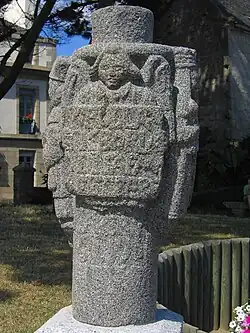 Croix de Kerguennec (chapelle Sainte-Anne).