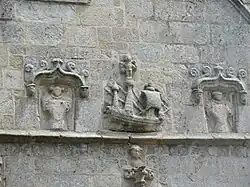 Sculpture d'un bateau sur l'église.