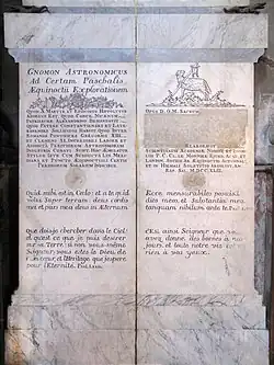 Piédestal de l'obélisque.