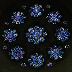 La Rose des arts libéraux, vitrail du transept nord de la cathédrale de Laon. Autour de la Philosophie, au centre, les médaillons représentent les sept arts libéraux, auxquels a été ajoutée la Médecine.