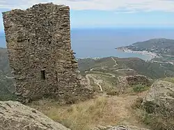 Le château et, en contrebas, le village d'El Port de la Selva.