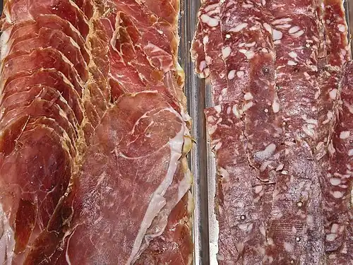 Rosette et jambon fumé de l'Ardèche.