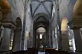 Vue intérieure de la nef vers le chœur.
