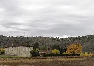 Ferme fortifiée dans la plaine alluviale à Rosières.