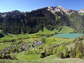 Planachaux surplombant Rossinière et le lac du Vernex.