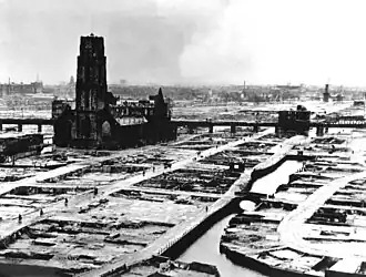 quartier détruit et ruines éparses