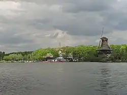 Le Kralingse Plas et ses deux moulins.