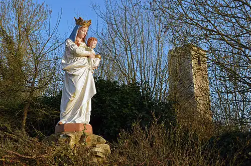 Vue de la tour depuis l'enceinte en ruines.