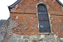 Le chœur où est écrite en briques vernissées la date de 1586 .