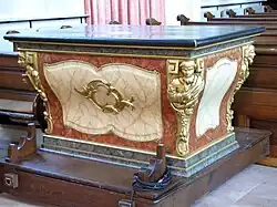 Autel protestant sur roulettes utilisé par la paroisse protestante.