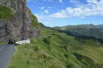 En arrière la route du versant provenant de la vallée de la Jordanne. Vue sur le puy Griou à droite.