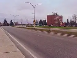 La route 223 traversant Saint-Jean-sur-Richelieu comprend quatre voies divisées par un terre-plein.