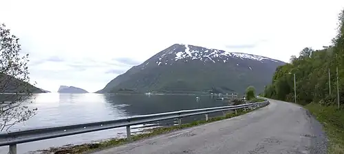Route 862 face au Vasstinden, le long du Sørfjorden, dans l'alignement du Kattfjorden avec les îles d'Hogøya et Håja