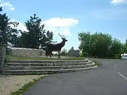 Le lieu-dit « le Belvédère » (1&nbsp;329&nbsp;m) au km 15 et les plaques explicatives sur la faune du Ventoux.