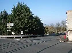 Photographie de la route départementale 171, déserte, en direction de Châtelus