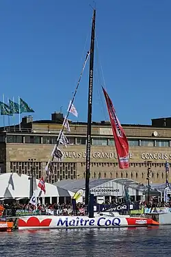 Un bateau de course à quai