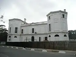 Construction rénovée dans un lotissement, façades de la bastide blanches.