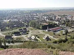 Vue du carreau de fosse depuis le sommet du terril no&nbsp;84. Le puits est au milieu du rond-point.
