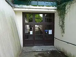 Portes d'accès à la station Royal-Hôtel.