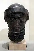 Tête sculptée d'un roi inconnu (Hammurabi ?), le reste du corps ayant disparu, diorite, Musée du Louvre.