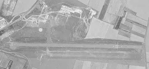 Aérodrome de Royan le 24 juillet 1980 avec création de l'aire à signaux (près de la tour de contrôle)