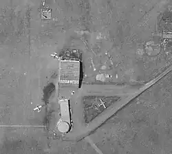 Vue sur L'aérodrome de Royan le 31 juillet 1963 (aérogare avec toit rond) et hangar aéroclub.