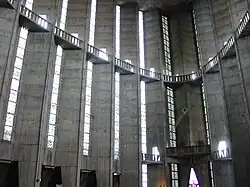 La nef s'inspire de l'esthétique gothique.