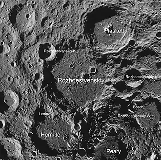 Carte en relief ombré légendée. Peary est le grand cratère au centre, le pôle nord est situé sur son bord nord.