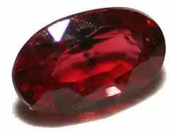 Rubis taillé avec inclusions.